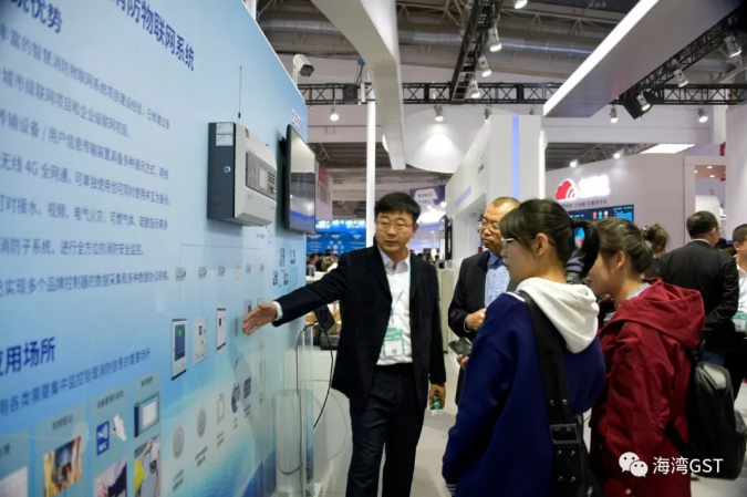 海灣消防工作人員向參觀者介紹系統(tǒng)情況，交流技術(shù)問題